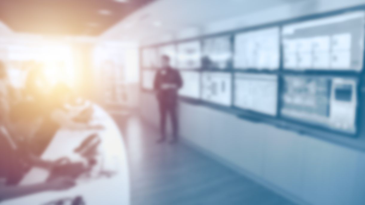 BRZ Cyber Defense Center , @iStock.com/coffeekai Kommandozentrale mit Monitoren