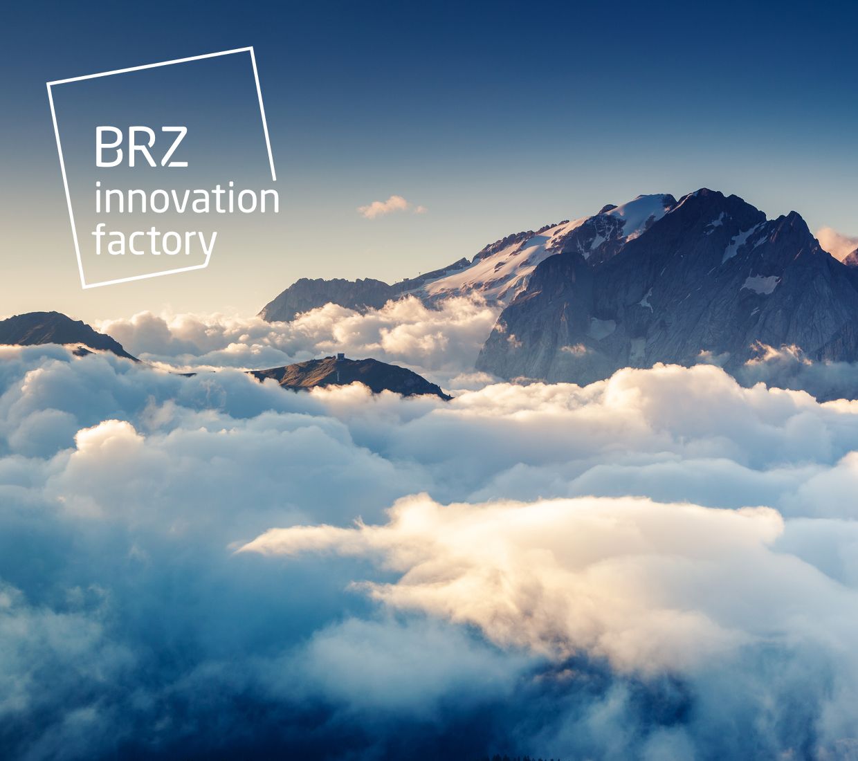 Berglandschaft in den Wolken mit BRZ Innovation Factory Logo