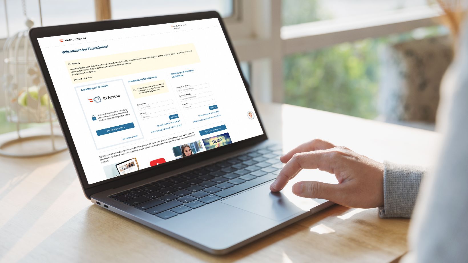FinanzOnline, @Finanzonline - iStock.com/Suradech14 Screenshots von der FinanzOnline Webseite auf verschiedenen Endgeräten