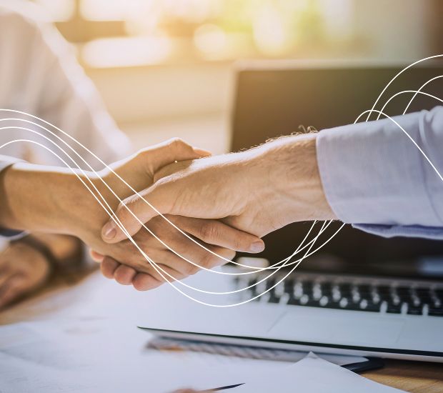 Produkte, @Fotolia.com/Redpixel Zwei Menschen schütteln sich die Hand.